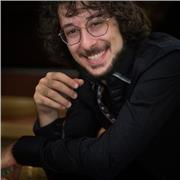 Diplomato col massimo dei voti impartisce lezioni di Pianoforte, Solfeggio, Dettato, Armonia